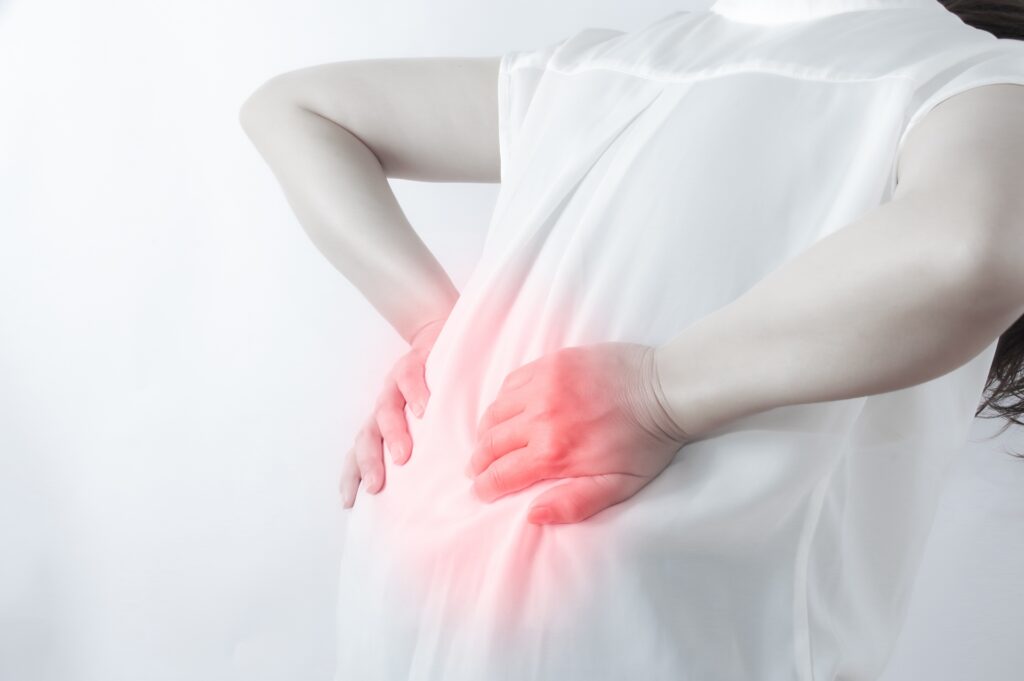【解説】「腰が痛い…」「座りっぱなしで腰が痛い…」「お尻や足までジンジンとしびれてくる…」、腰痛の原因は主に二つです。